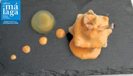 Raviolis Aloreña rellenos de pollo y dátiles con salsa Aloreña y Aloreñas gelatinizadas en agua de tomate.