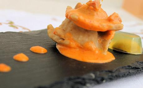 Raviolis Aloreña rellenos de pollo y dátiles con salsa Aloreña y Aloreñas gelatinizadas en agua de tomate.