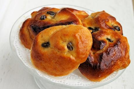 BRIOCHES CON CREMA Y PASAS