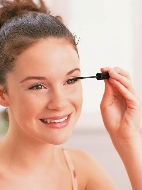 chica aplicandose rimel