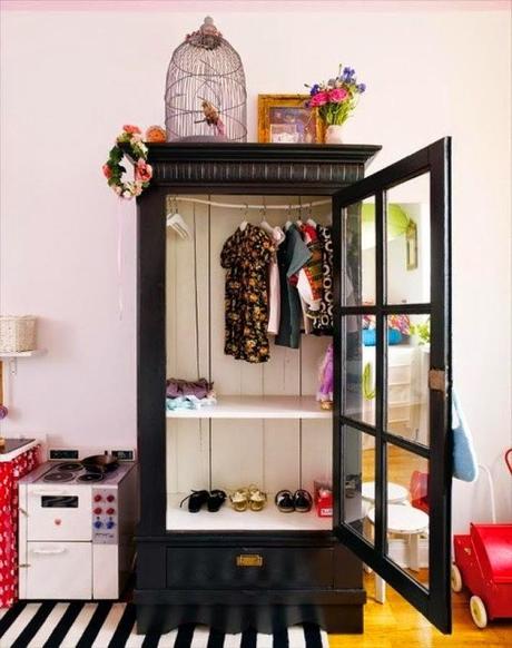 Ante poco espacio para almacenar porqué no te pasas por la obra social más cercana a casa y nos atrevemos a utilizar una alacena como ropero