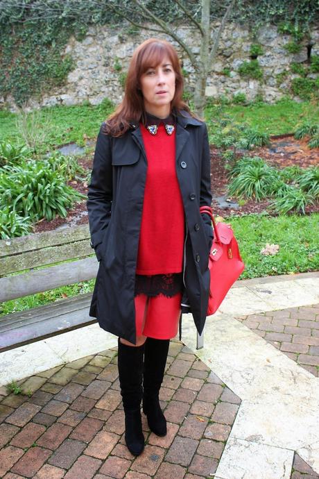 MIS LOOKS - TOTAL LOOK ROJO Y TRENCH NEGRO