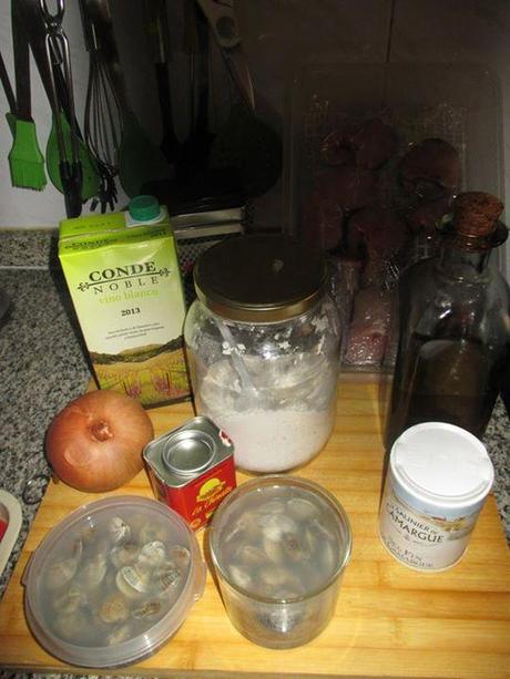 Merluza con chirlas, bambas y espárragos, receta, alimentación, 