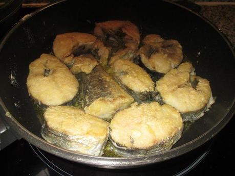 Merluza con Chirlas Gambas y Espárragos