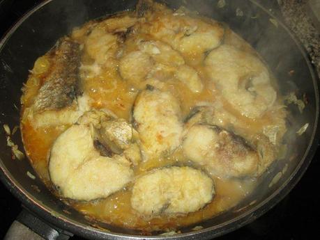 Merluza con chirlas, bambas y espárragos, receta, alimentación, 