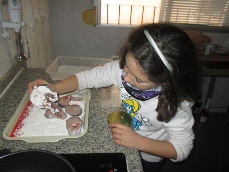 Merluza con Chirlas Gambas y Espárragos