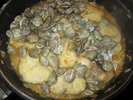 Merluza con chirlas, bambas y espárragos, receta, alimentación, 