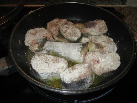 Merluza con chirlas, bambas y espárragos, receta, alimentación, 