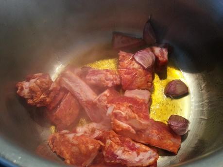 PAPAS CON COSTILLAS ADOBADAS