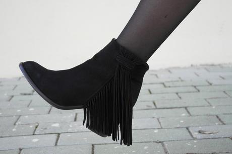 GLITTERING GLITTERING