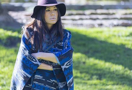street style barbara crespo hake blue poncho cape burgundy zara hat el retiro fashion blogger outfit blog de moda