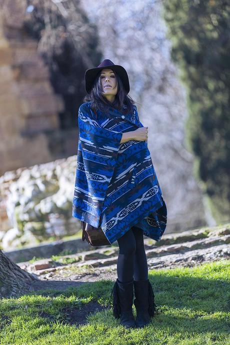 street style barbara crespo hake blue poncho cape burgundy zara hat el retiro fashion blogger outfit blog de moda