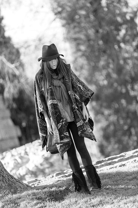 street style barbara crespo hake blue poncho cape burgundy zara hat el retiro fashion blogger outfit blog de moda