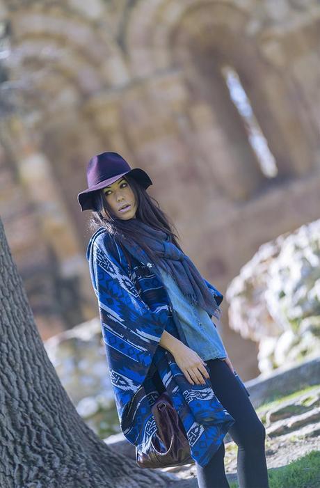 street style barbara crespo hake blue poncho cape burgundy zara hat el retiro fashion blogger outfit blog de moda