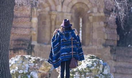 street style barbara crespo hake blue poncho cape burgundy zara hat el retiro fashion blogger outfit blog de moda