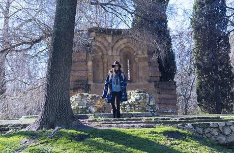 street style barbara crespo hake blue poncho cape burgundy zara hat el retiro fashion blogger outfit blog de moda