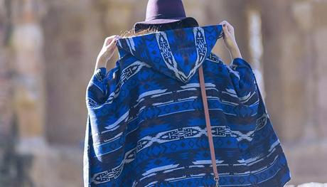 street style barbara crespo hake blue poncho cape burgundy zara hat el retiro fashion blogger outfit blog de moda