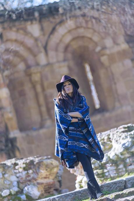 street style barbara crespo hake blue poncho cape burgundy zara hat el retiro fashion blogger outfit blog de moda