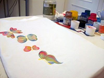 Pintando mariposas en tela