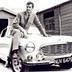 Date una vuelta por las mesas mientras escuchas a Shirley Bassey roger-moore.jpg