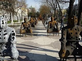 El Paseo de Recoletos de Madrid se transforma en un museo al aire libre, con 25 figuras monumentales de la exposición 'Xavier Mascaró. Esculturas'.