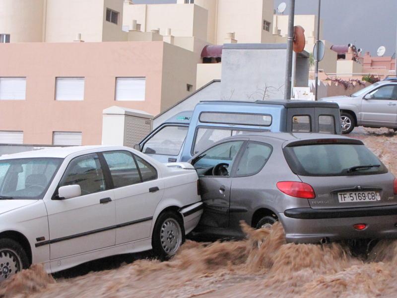 Temporal en Tenerife (Canarias). Fuertes lluvias, inundaciones y caos.