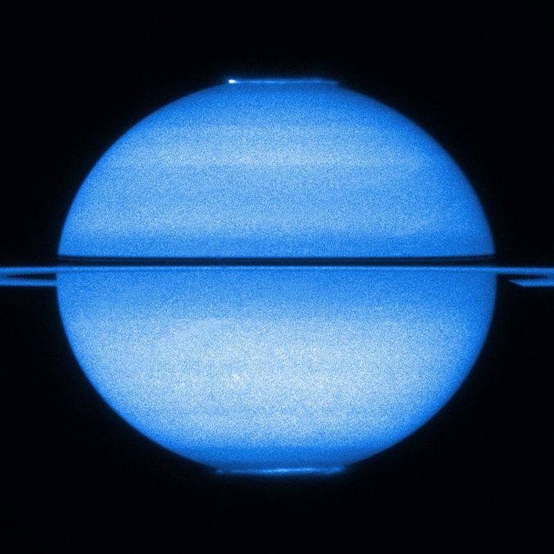 Hubble obtiene imágenes de las auroras de Saturno en ambos polos por primera vez