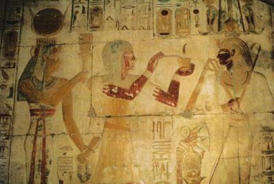 El faraón Seti I realizando los rituales como sacerdote funerario. Templo de Abidos