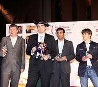 Kramnik con el trofeo y la chapela de Campeón de la III Final de Maestros del Grand Slam de Ajedrez de Bilbao