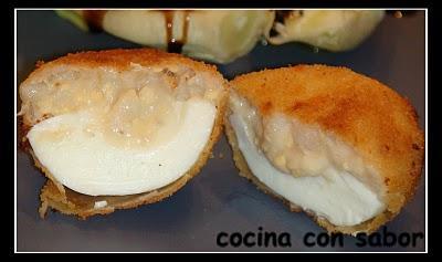 Huevos empanados rellenos de atún y gambas Huevos empanados rellenos de atún y gambas