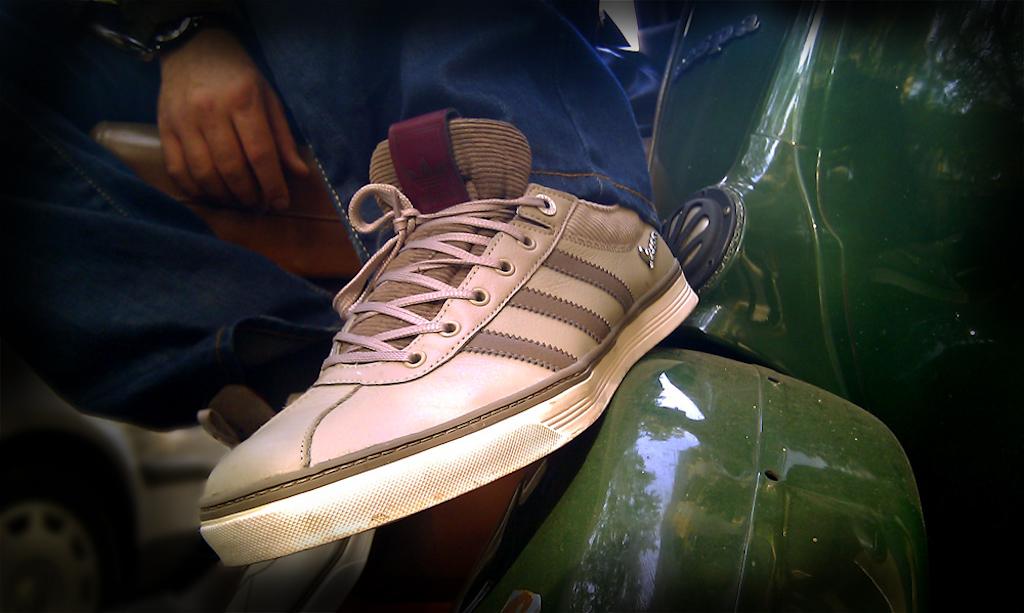 Gonzalo a tope con adidas Originals x Vespa
