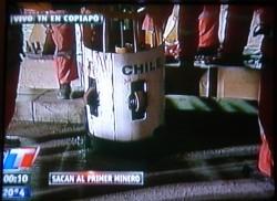 rescate primer minero chileno 250x182 Rescate de mineros chilenos NO es un milagro