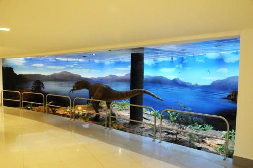 Exhibición paleontológica patagónica en el interior del remodelado aeropuerto