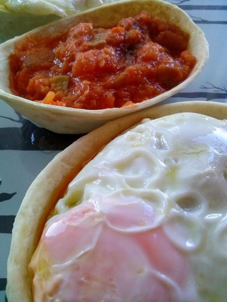 Barquitas con Pisto y Huevo Frito