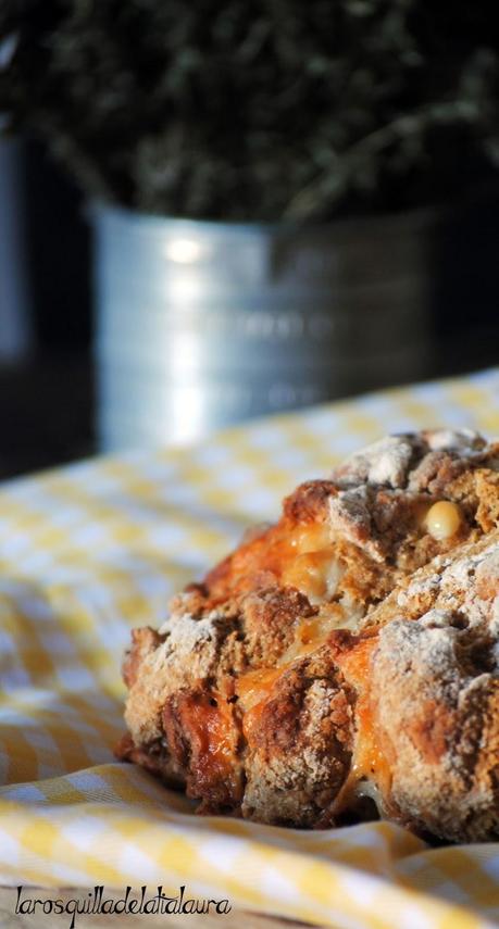 PAN DE SODA CON MANCHEGO Y ACEITUNAS