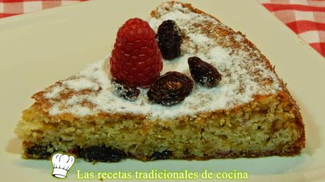 Pastel de frambuesas y uvas pasas