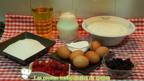 tarta de frambuesas y uvas pasas