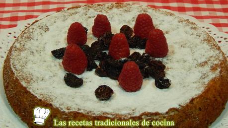 Bizcocho de frambuesas y uvas pasas