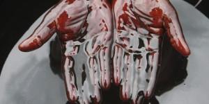 Manos manchadas de crudo, durante una protesta contra la empresa Shell en Nigeria. EFE/George Esiri