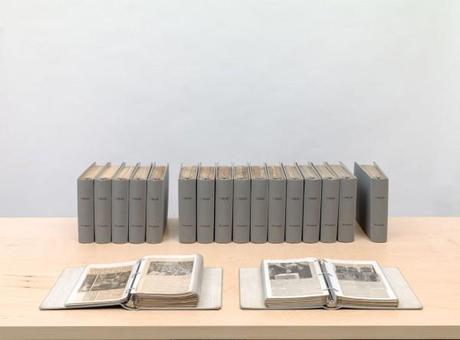 On Kawara, I Read, 1966–95, recortes de prensa encarpetados. Colección del artista