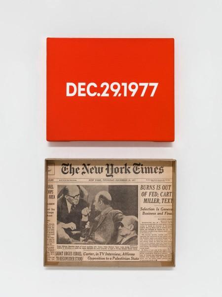 On Kawara, DEC. 29, 1977, Thursday. New York, de la serie Today (1966–2013), acrílico sobre tela, 20.3 x 25.4 cm. Caja de almacenaje: 26.8 x 27.2 x 5 cm. Colección privada. Cortesía: David Zwirner, Nueva York/Londres 