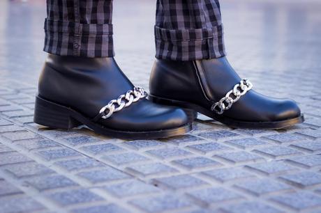 Little Cat And The Big Red Bus... Little Cat And The Big Red Bus...