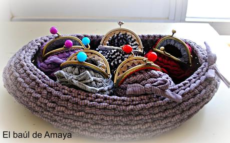 CESTO DE TRAPILLO OVALADO CON MONEDEROS DE TRAPILLO