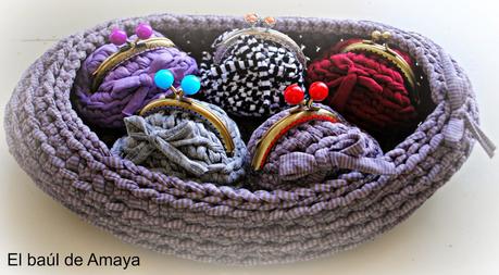 CESTO DE TRAPILLO OVALADO CON MONEDEROS DE TRAPILLO