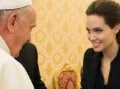 Actriz Jolie besa mano Papa.