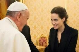 Actriz Jolie besa la mano al Papa.