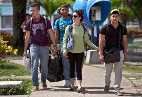Jóvenes universitarios de EE.UU. visitan ciudad cubana de Cienfuegos .