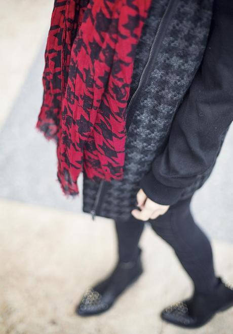 street style barbara crespo houndstooth pattern c&a coat it shoes black and red outfit blog de moda fashion blogger street style barbara crespo houndstooth pattern c&a coat it shoes black and red outfit blog de moda fashion blogger
