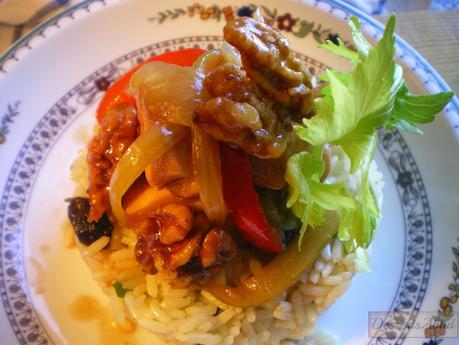 Fricasé de pollo con nueces caramelizadas y arroz con curry