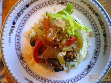 Fricasé de pollo con nueces caramelizadas y arroz con curry